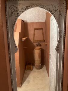 TissintRyad lcaid的浴室设有拱门、卫生间和桶子