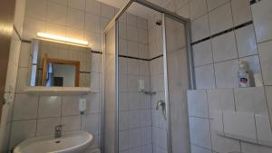 杜塞尔多夫TH Exclusive的带淋浴、卫生间和盥洗盆的浴室