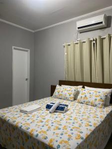 卡宁德圣弗朗西斯科Pousada Sertaneja的一间卧室配有一张黄色和蓝色毯子的床