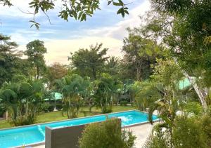 高兰Siam Flora Resort Koh Lanta的花园内的游泳池