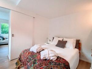 RixensartGenval - The Lake Side House的一间卧室配有带毛巾的床