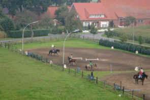Freren科宁雷特霍夫酒店的一群骑马的人