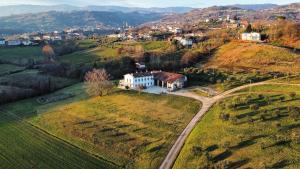 马罗斯蒂卡Agriturismo Vecio Portico的山丘上房屋的空中景致