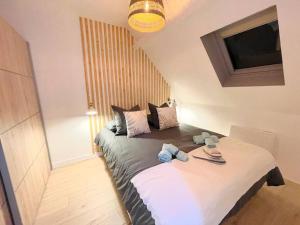 博韦La Suite ALOHA, Elegant & Cosy的一间卧室配有一张大床和毛巾