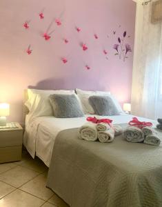 维拉普特祖Butterfly House的卧室配有一张带毛巾和蝴蝶的床铺。