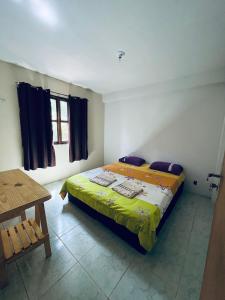 圣若热岛Casa Tamboril的一间卧室配有一张床和一张木桌