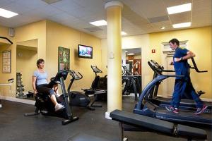 格雷斯湾格雷斯湾金沙酒店的健身房里男女跑步机