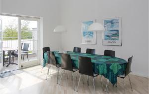 BallenAmazing Apartment In Sams With Wifi的一间带绿色桌椅的用餐室