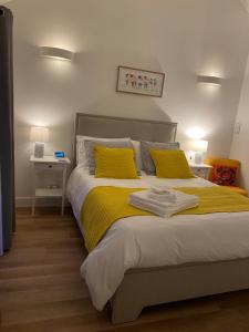 普里茅斯Rural Retreat in Devon的一间卧室配有一张带黄色枕头的大床