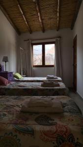 普尔马马尔卡Imagine duplex的带窗户的客房内的三张床