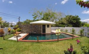 拉戈莱特Villa des Frangipanes的一座房子的院子内的游泳池