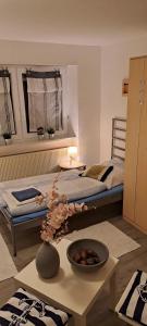 皮特林根"Bärenhaus" Ferienwohnung的一间卧室配有一张床和一张桌子,上面放着碗