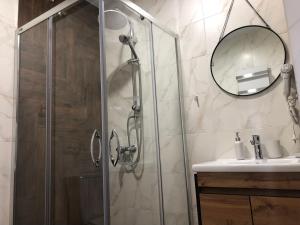 斯拉夫西克Panorama的带淋浴、盥洗盆和镜子的浴室