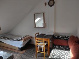 利夫诺Apartmani Konta的客房设有一张床、一张书桌和一面镜子