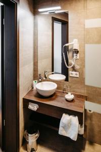 萨尔茨贝根博尔特酒店的一间带水槽和镜子的浴室