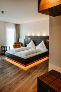 萨尔茨贝根博尔特酒店的一间卧室配有一张大床和一把椅子