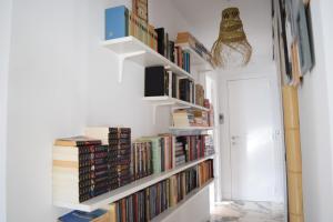 米哈斯casanicky的走廊上设有装满书籍的白色书架