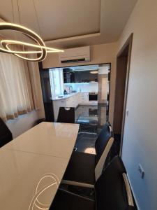 索非亚Apartment's Ortakchiev 1的一间配备有白色桌子和黑色椅子的用餐室