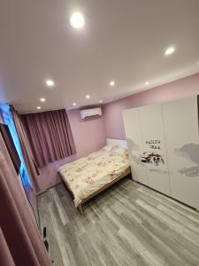 索非亚Apartment's Ortakchiev 1的一间小卧室,卧室内配有一张床铺
