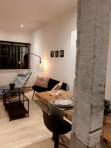 那慕尔Namur à Mur的客厅配有沙发和桌子