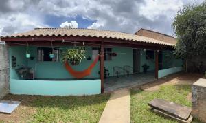 戈亚斯州上帕莱索Casa Esmeralda的前面设有红色吊床的绿色房子