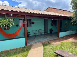 戈亚斯州上帕莱索Casa Esmeralda的房屋前方设有吊床