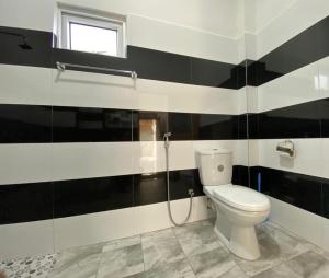 陶尔佩Villa Sun Rising的浴室设有黑色和白色条纹墙
