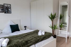 哈姆Modern 3Room Apartment Free Wifi Netflix and free Parking的白色卧室配有一张带绿毯的床