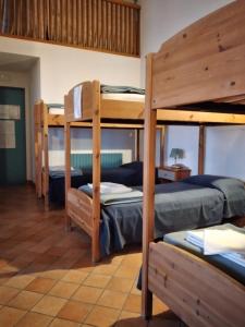 圣维托阿尔塔利亚门托奥斯特罗欧罗巴旅舍的房屋内带三张双层床的房间