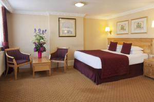 伦敦白金汉农庄酒店的酒店客房带一张大床和两张椅子