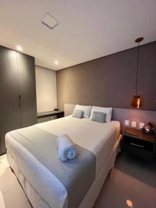 马塞约Elegante quarto e sala Sky Concept 418 Novissímo的一间卧室配有一张大床,上面有毛巾