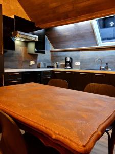 Chez Claude appartement cozy climatisé pour 4 personnes tout confort的厨房或小厨房