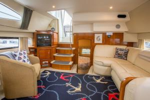 波士顿Sea Pearl Boston Yacht的带沙发和电视的客厅