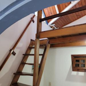 帕拉蒂Pousada Recanto dos Nativo的房屋内的楼梯,设有木制天花板
