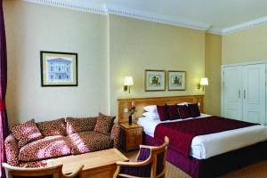 伦敦白金汉农庄酒店的酒店客房,配有床和沙发