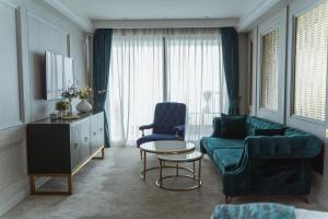 乌尔齐尼Hotel Maris的客厅配有沙发和椅子
