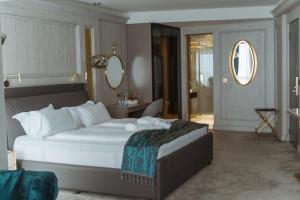 乌尔齐尼Hotel Maris的卧室配有一张白色大床和镜子