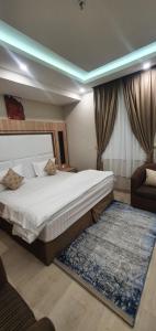 Aḩad al MasāriḩahAdmire Apart Hotel - 2的一间卧室配有一张大床和一张沙发