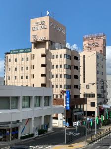 松江市松江城市酒店的一座高大的建筑,上面有标志