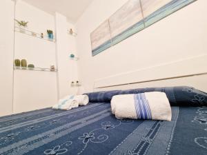 圣凯撒利亚温泉Villa Maria的一间卧室配有带毛巾的床
