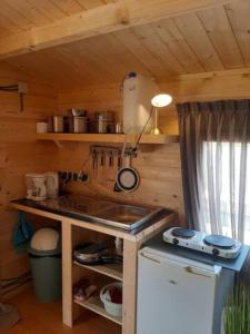 HitzumPrive jacuzzi cows dairyfarm relaxing sleeping的小屋内的小厨房,带柜台