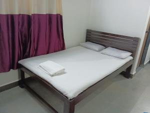 阿利鲍格Mhatre Cottage Alibag Mani的一张床上有两个枕头的房间