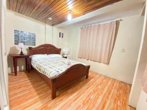 阿约拉港HISTORICO HOSTAL ELIZABETH的一间卧室配有一张床、一张桌子和一个窗户。