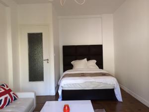 尼斯尼斯哈勒维公寓的一间卧室配有一张床和一张沙发