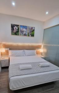 马德里Apartamento Happy Place Madrid的卧室配有白色的床和两个枕头