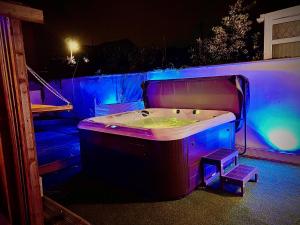 布莱克浦Captivating 4-Bed Hot Tub House in Blackpool的客房内的紫色浴缸