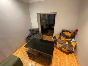 库塔伊西Guesthouse LUKA的客厅配有桌子和沙发