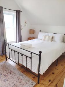 皮克顿Wild Rose的一间卧室配有一张带白色床单的大床