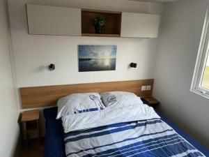 劳雷尔苏格Chalet Lieblingsplatz的一间卧室配有一张带木制床头板的床
