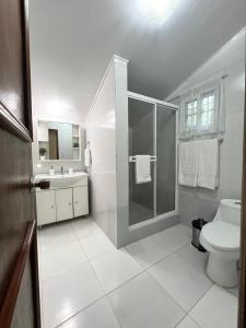 埃尔巴列德安通Valle Paradise的带淋浴和卫生间的白色浴室